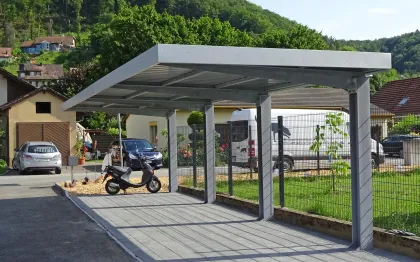 Glasvordach über einem Hauseingang