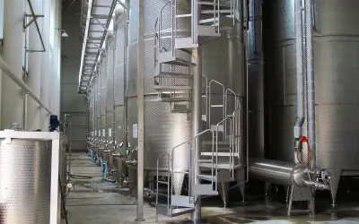 Industrielle Metallkonstruktion mit Leitungen und Podesten