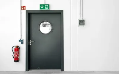 Metall-Brandschutztür in einer Verkaufs- oder Gewerbefläche