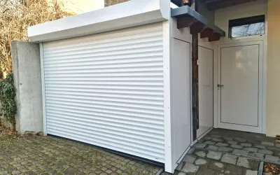 Rolltoranlage an einer Wohnliegenschaft