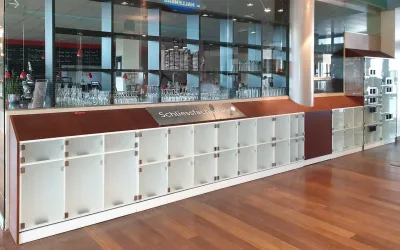 Vitrinenanlage mit Metall- und Glaselementen in einem Verkaufsraum