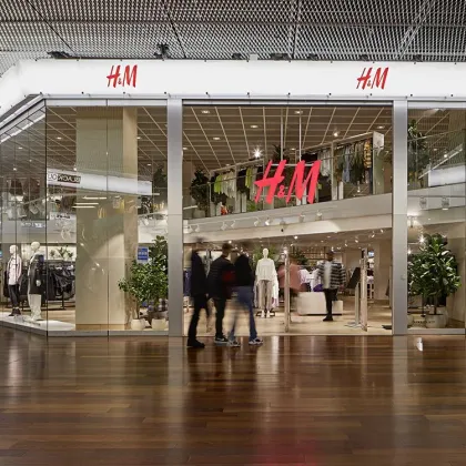Ladengeschäft mit Glasfront in einem Einkaufszentrum