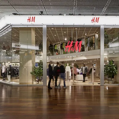 H&M Filiale mit grosser Glasfront und Schaufenstern