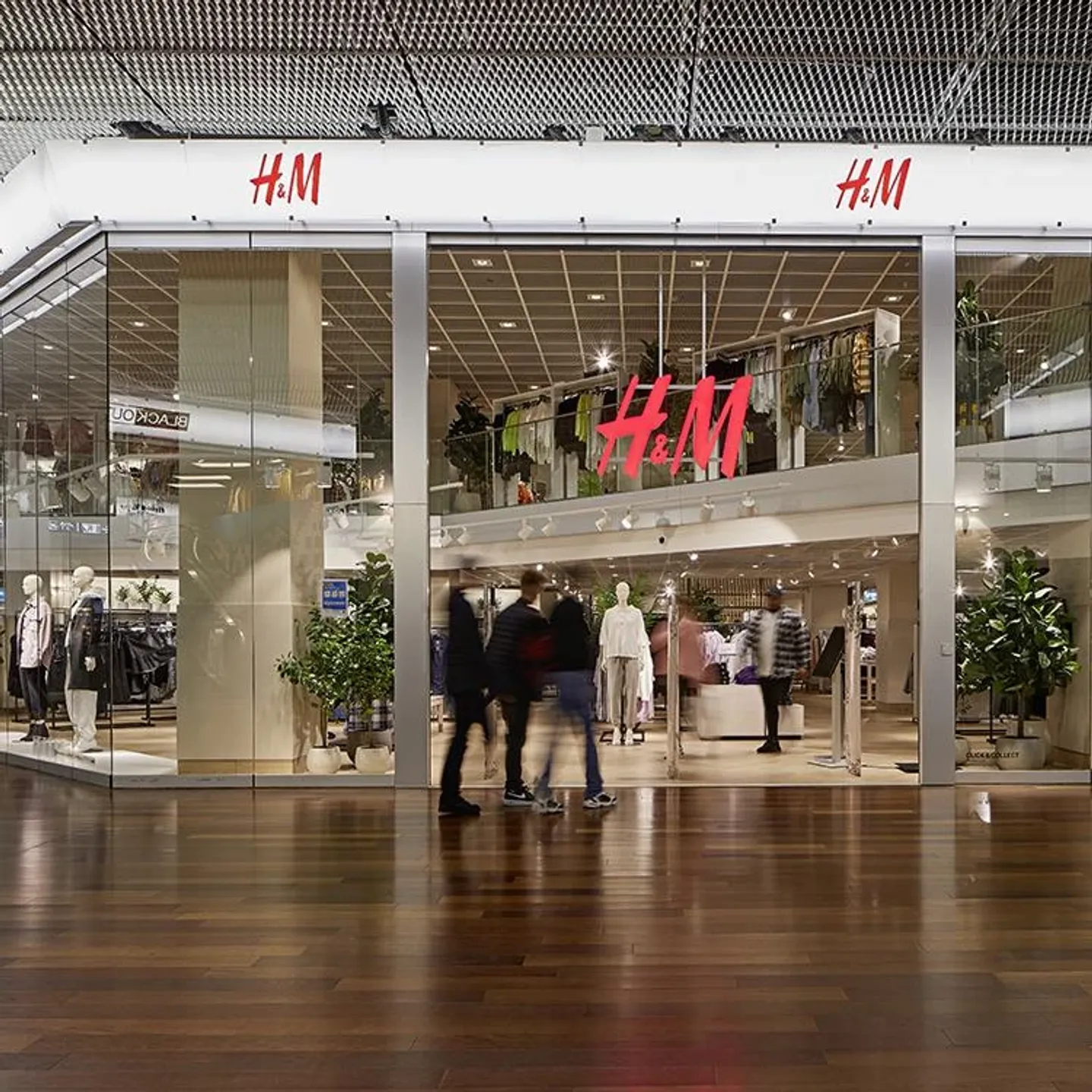 H&M Filiale mit grosser Glasfront und Schaufenstern
