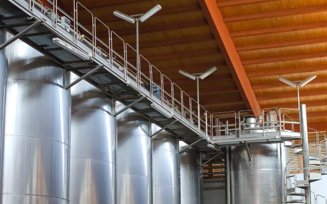 Metallkonstruktion mit Treppe und Geländer in einer Industrieanlage.