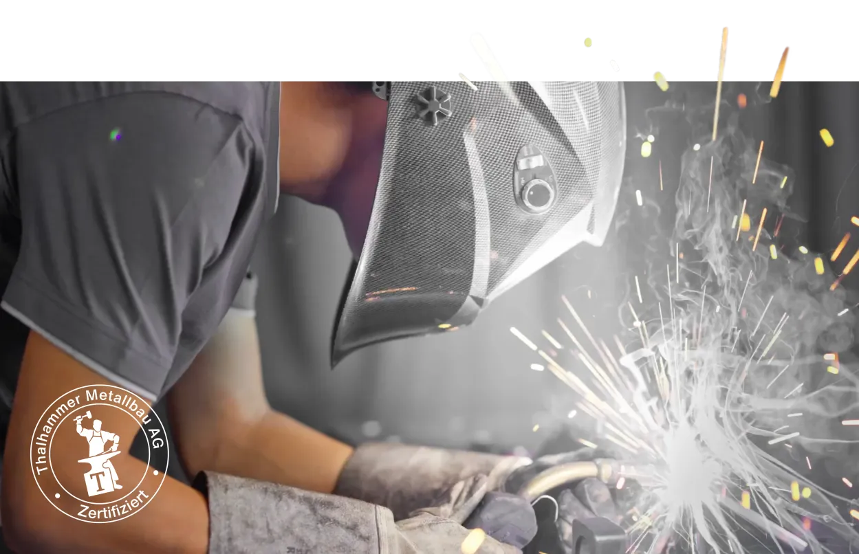 Metallbauer beim Schweissen in der Werkstatt