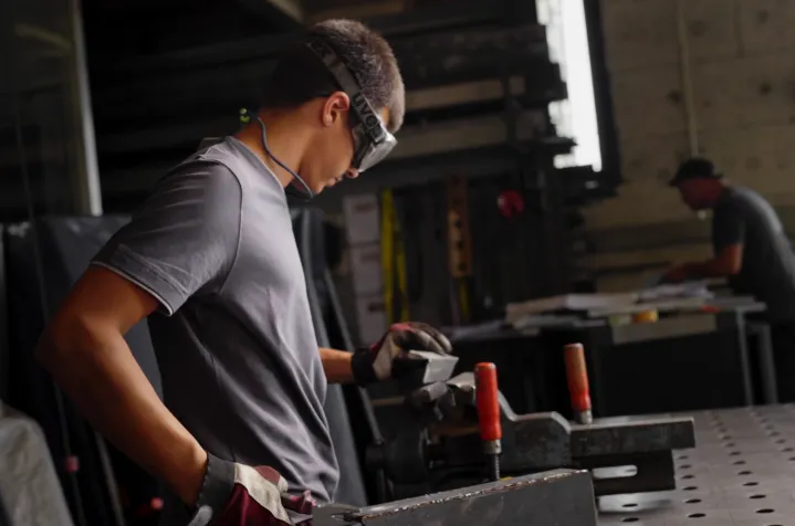 Metallbauer bei der Arbeit in der Werkstatt
