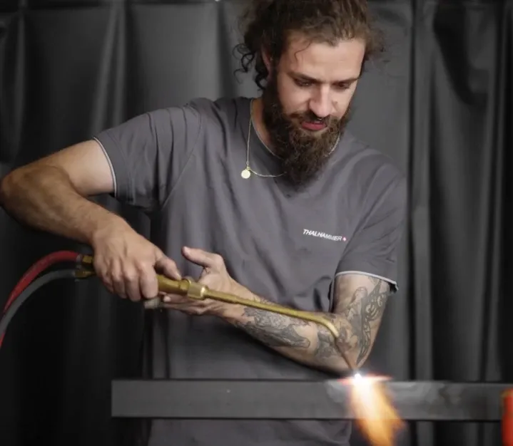 Metallbauer bei Schweissarbeiten in der Werkstatt.