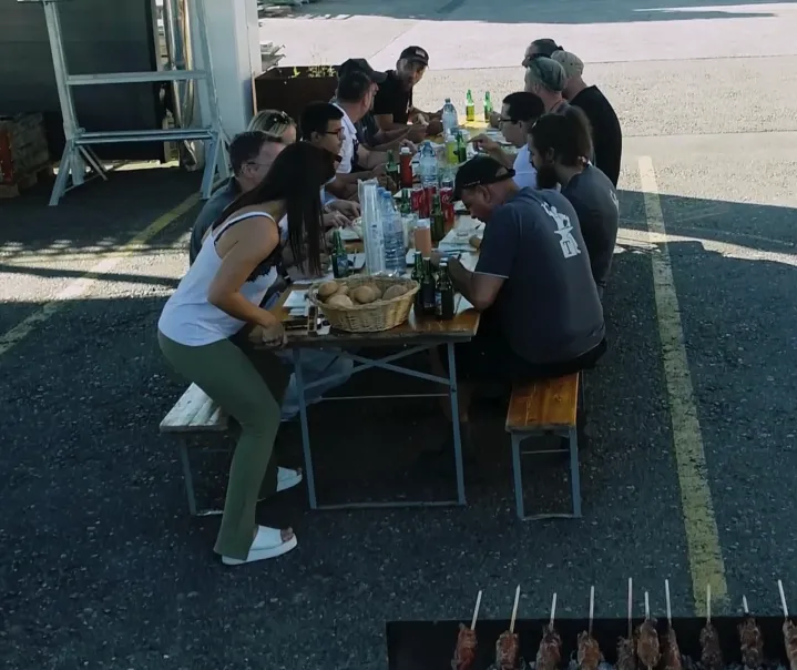 Team von Thalhammer Metallbau in einer Besprechung am Tisch.