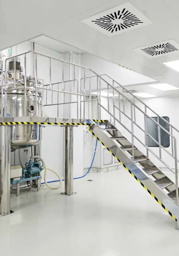 Metalltreppe in hygienischem Industriebereich