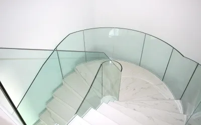 Glasgeländer im Treppenhaus