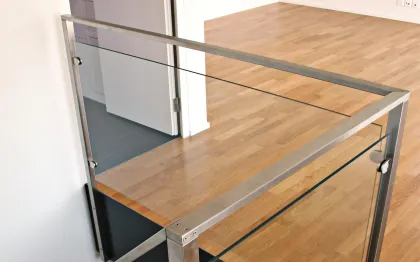 Detail von Treppe, Holz, Metall und Glasanschluss im Innenraum