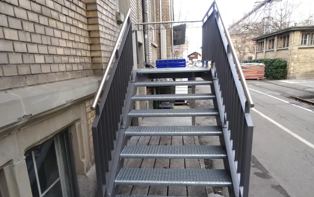 Aussentreppe aus Metall mit Geländer.