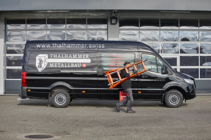 Thalhammer Metallbau Fahrzeug vor der Werkstatt