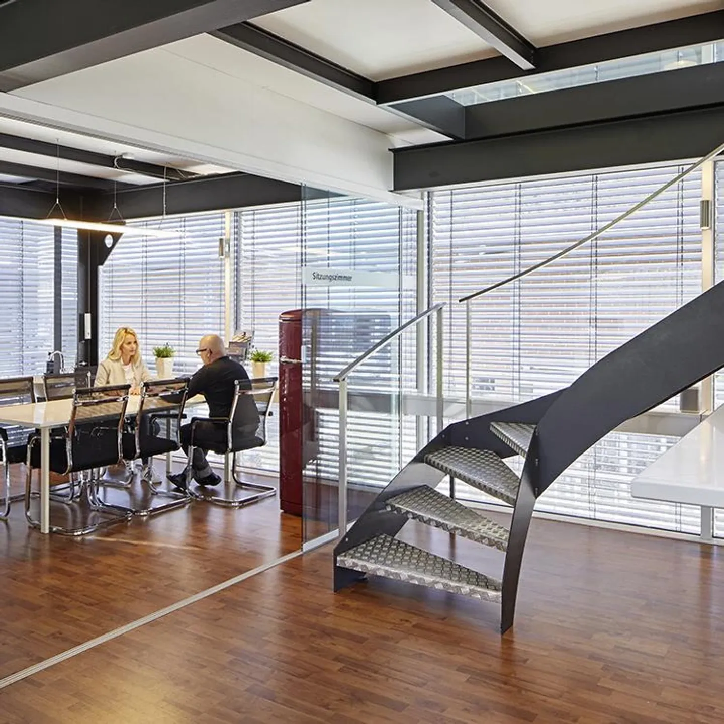 Metalltreppe und Raumteiler in einem Ladenbau-Innenraum