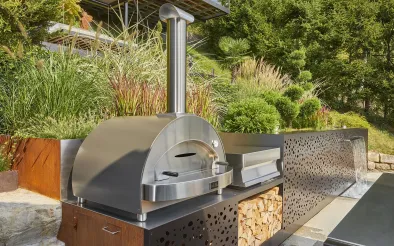 Outdoor-Küche aus Edelstahl mit Lochblech im Garten