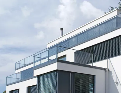 Glasgeländer an Wohngebäude