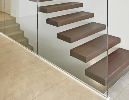 Sonderanfertigung mit Metalltreppe und Glasgeländer