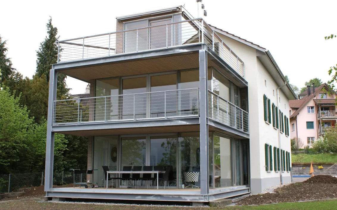Gebäude mit Balkonen