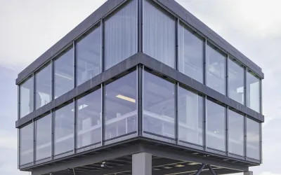 Bürogebäude mit Pfosten-Riegel-Glasfassade