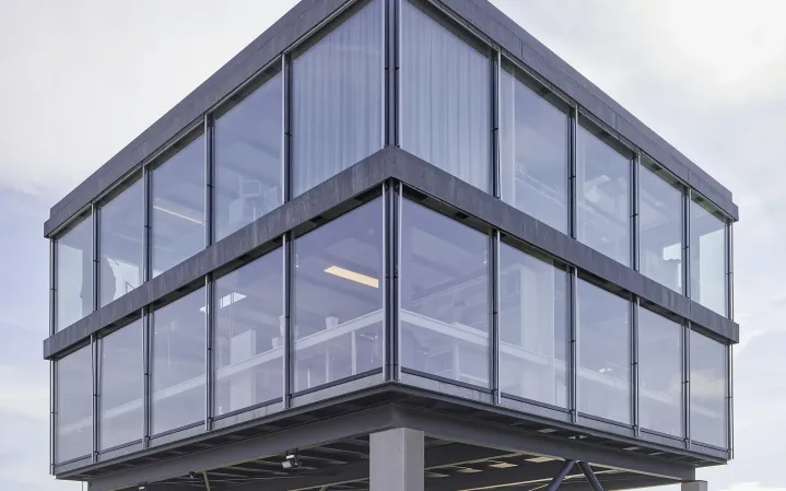 Glasfassade eines modernen Metallbau-Projekts