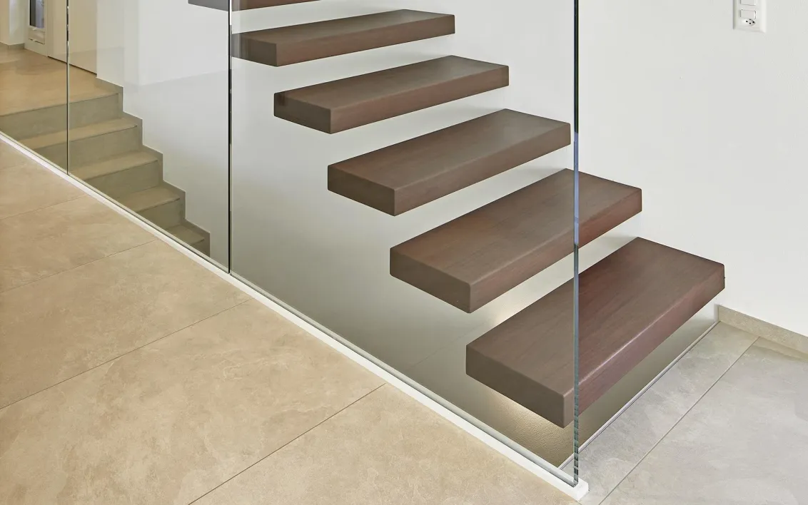 Stahltreppe mit Glasgeländer
